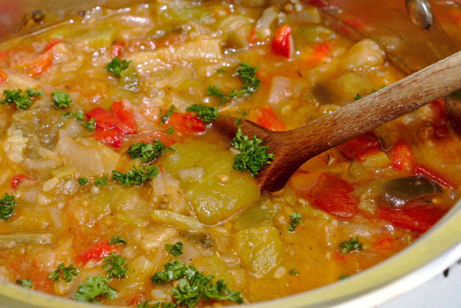 Gotowe ratatouille, błyszczące i gotowe do podania