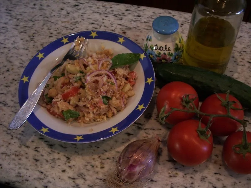 Fertige Panzanella mit Tomate, Gurke, Zwiebel, Basilikum und Olivenöl