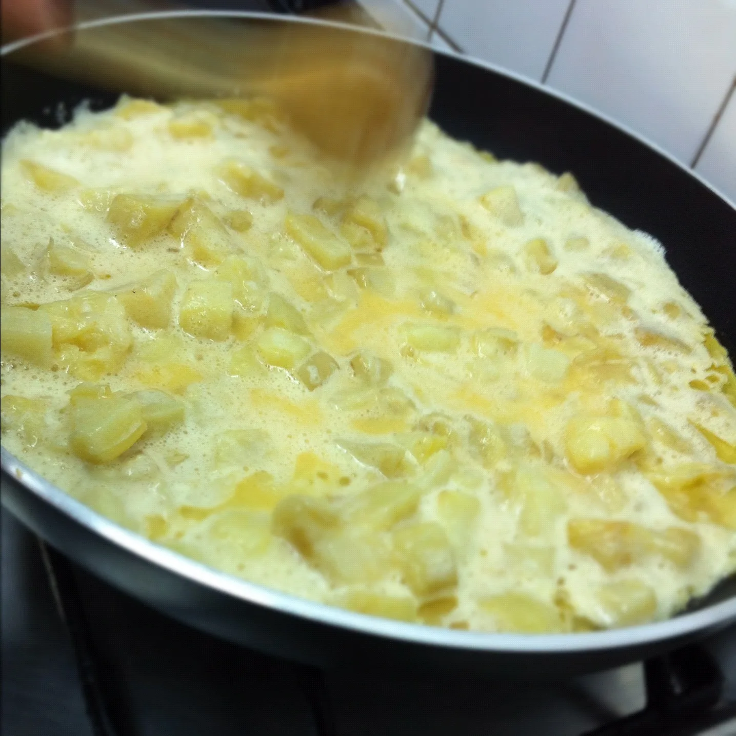 Jajka delikatnie ścinają się na patelni