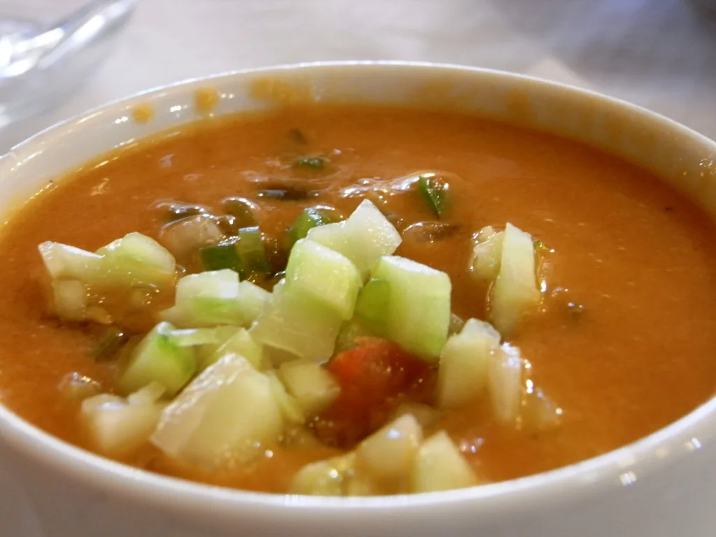 Gazpacho terminado con dados de pepino como guarnición