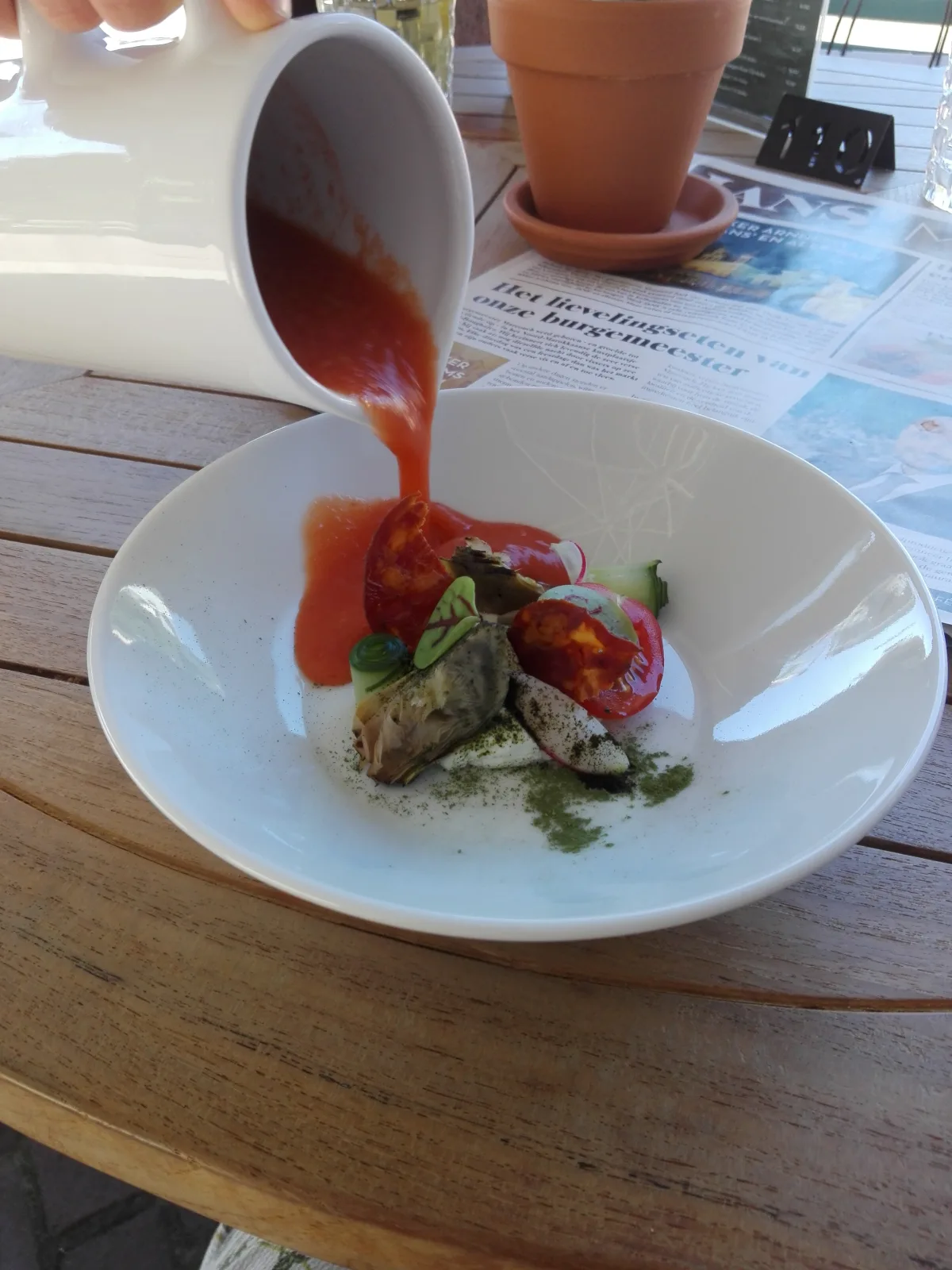 Gazpacho frío de tomate servido en un cuenco