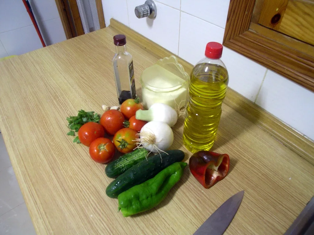 Tomates maduros, pimientos, pepino, ajo, vinagre y aceite listos para un gazpacho de despensa