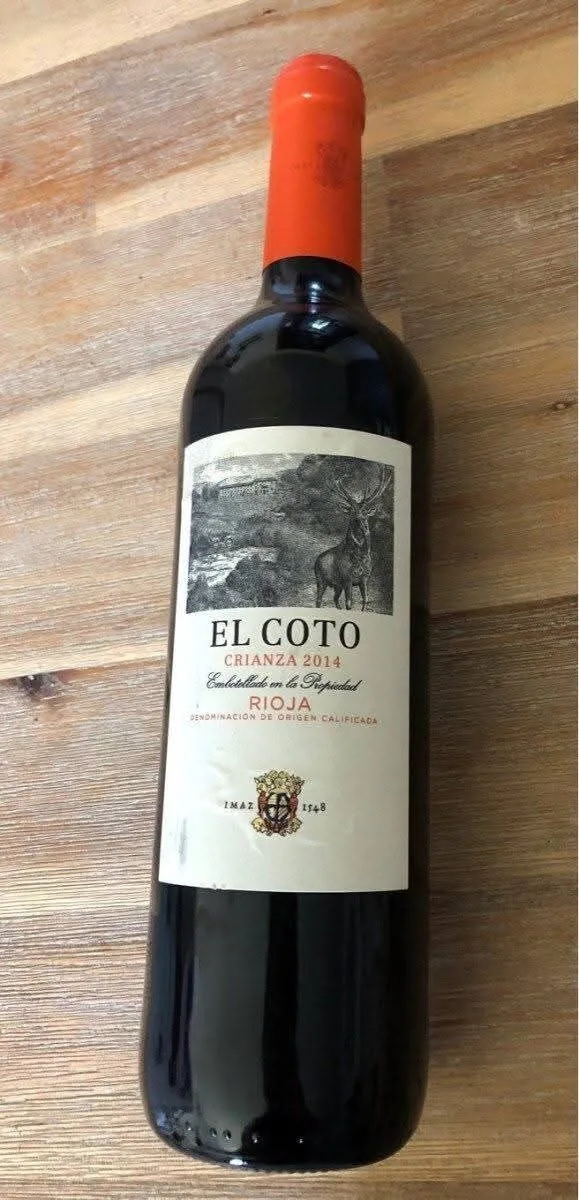 Butelka i kieliszek wina Rioja