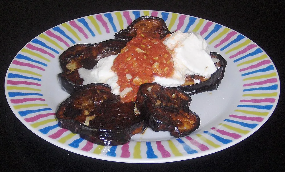 Gebräunte Auberginenstücke: der Schritt für eine kräftige Sauce ohne Frittieren