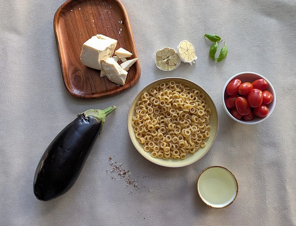 Zutaten für eine Alltags-Pasta mit Aubergine und Tomate vor dem Kochen