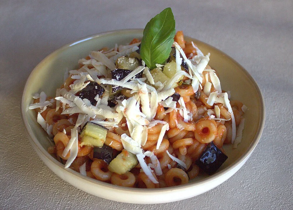 Fertige Pasta nach Norma-Art mit Tomate, Aubergine und salzigem Käse