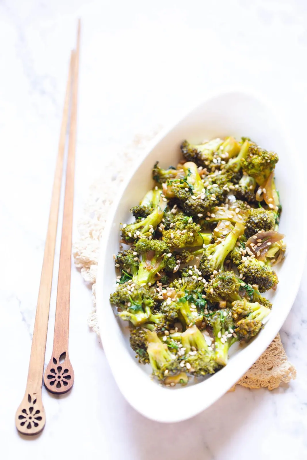 Poêlée chaude de nouilles avec pousses de brocoli cuites, chou, carottes et oignons verts
