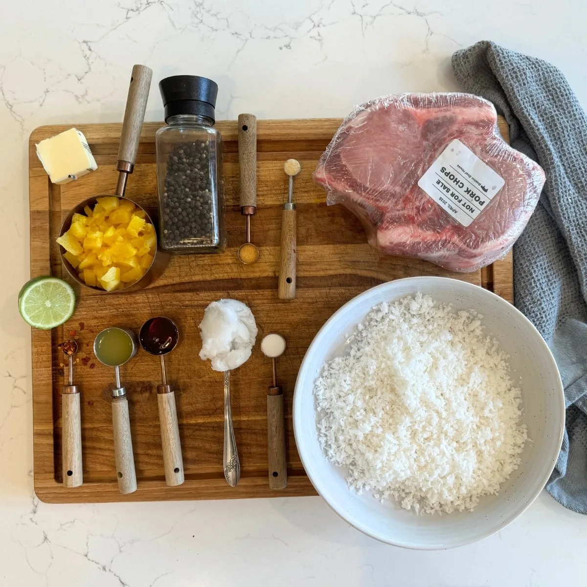 Ingrédients pour des côtelettes de porc avec croustillant de noix de coco : oignons verts, gingembre, noix de coco et côtelettes de porc.