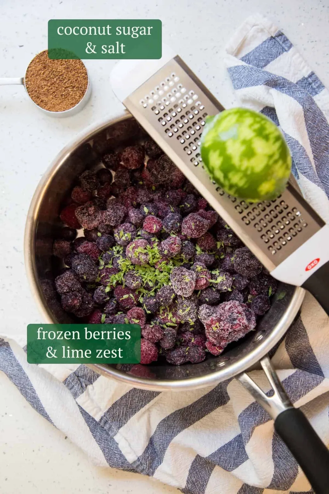 Gefrorene Beeren und Rezeptzutaten auf einer Küchenarbeitsfläche