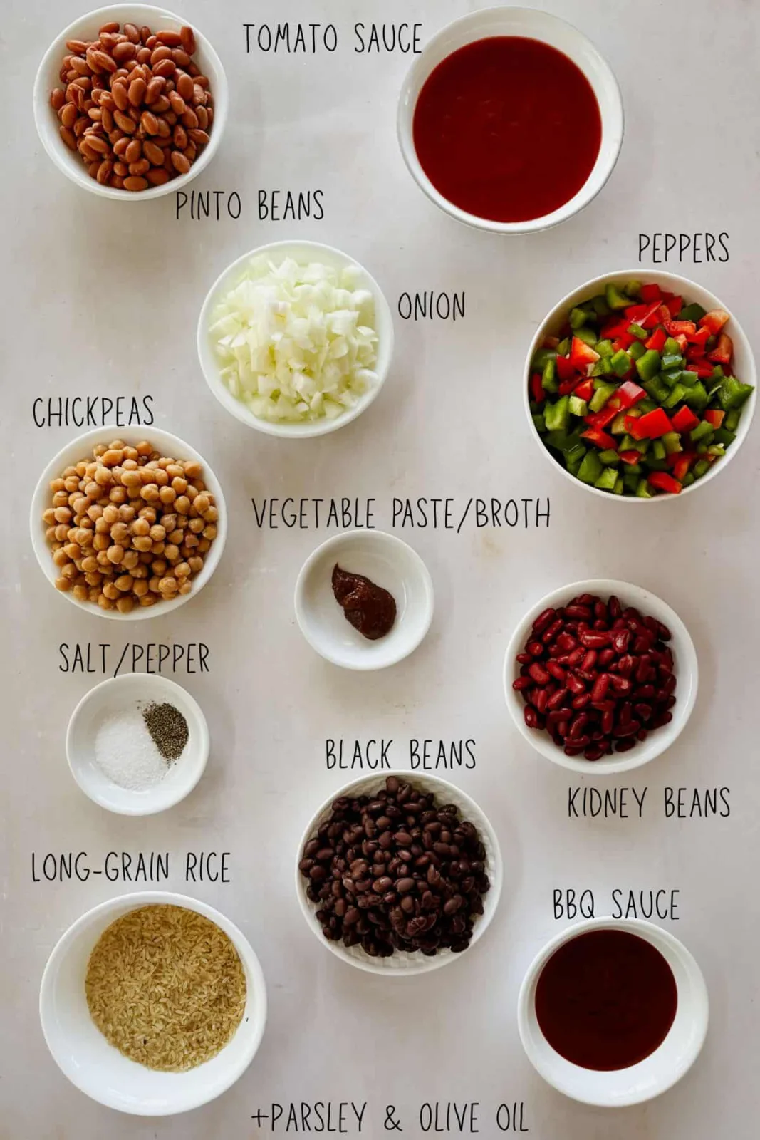 Schalen mit Bohnen, Reis, Zwiebeln und Paprika als Zutaten für ein vegetarisches Pfannengericht.