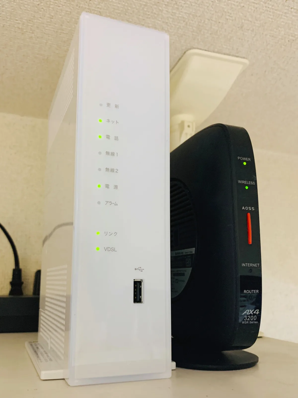 Router doméstico y pasarela en una estantería para revisar ubicación y cables externos con seguridad