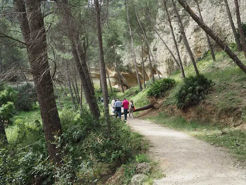Turyści na oficjalnej ścieżce dojściowej do Caminito del Rey w prowincji Málaga