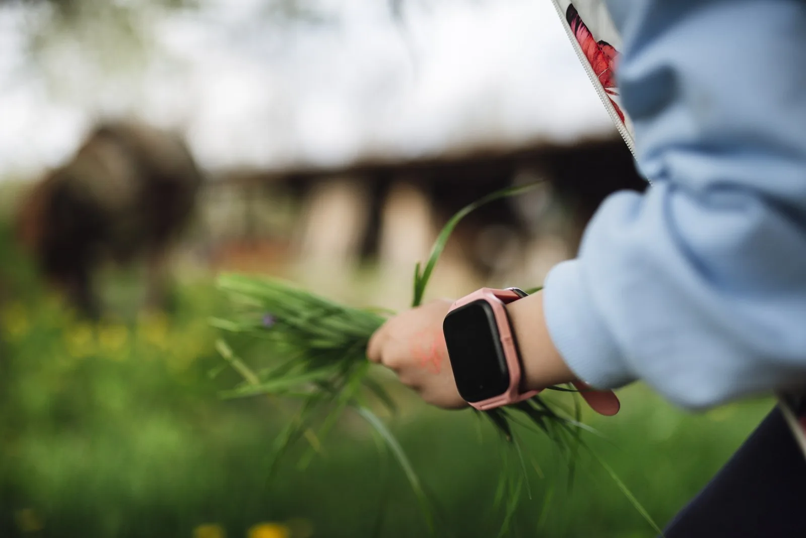 Une montre connectée pour enfant portée dehors, exemple neutre de montre avec communication et localisation