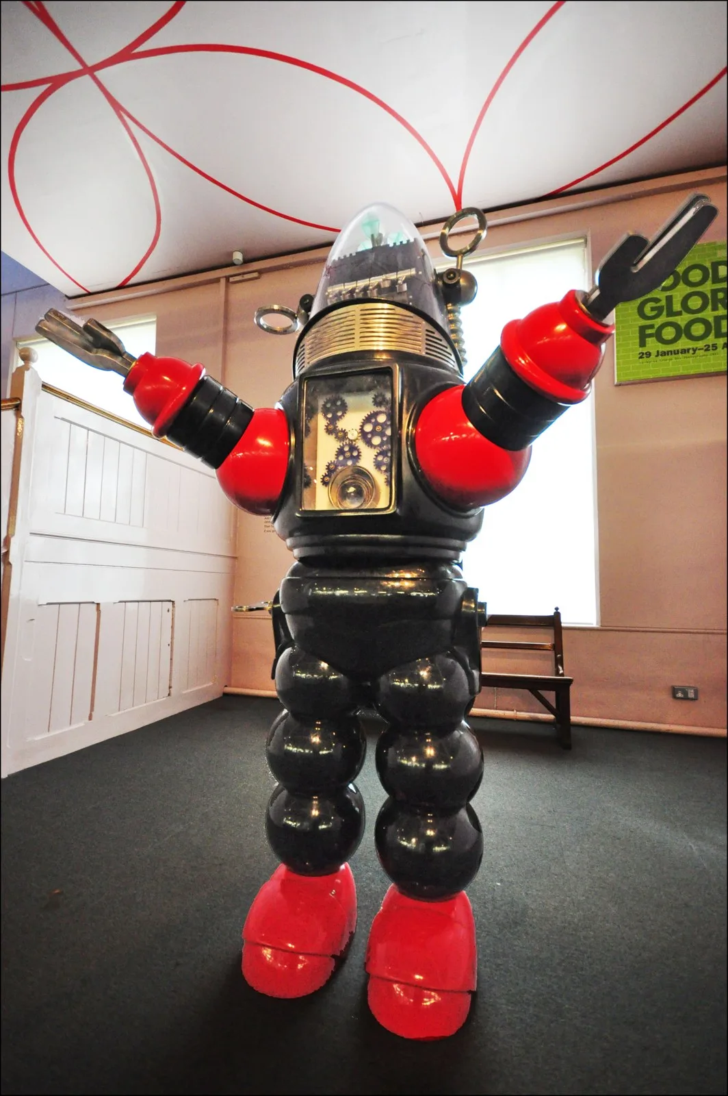 Zabawkowy robot jako neutralna ilustracja do sprawdzenia prywatności, nadzoru i wartości zabawy przed kupnem zabawek z AI dla dzieci.