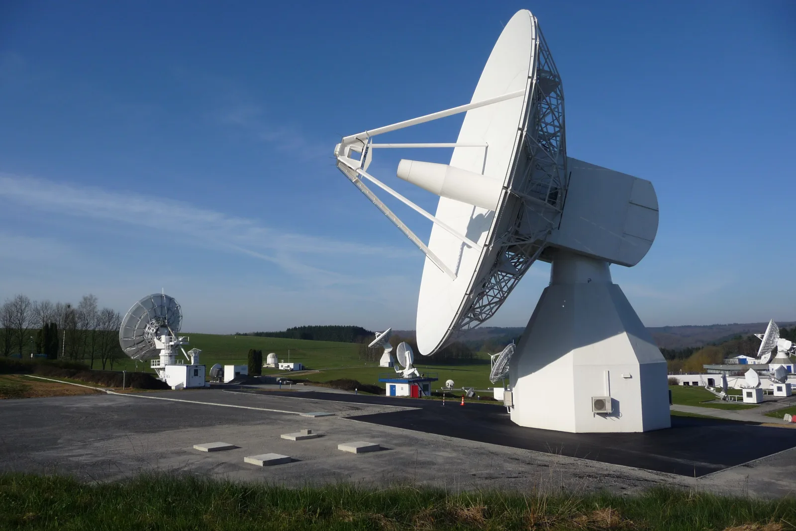 Архивная фотография антенны Galileo на станции Редю в Бельгии