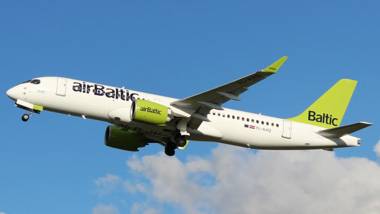 Самолёт Airbus A220 в полёте